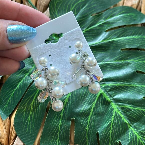 BOGO FREE Pearl silver cluster dangly earrings - Picture 1 of 4